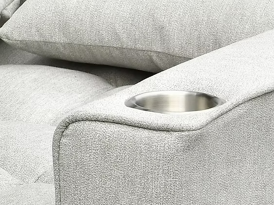 Gros plan sur le porte-gobelet intégré à l’accoudoir du canapé-lit gris moderne – Literie d’Amitié
