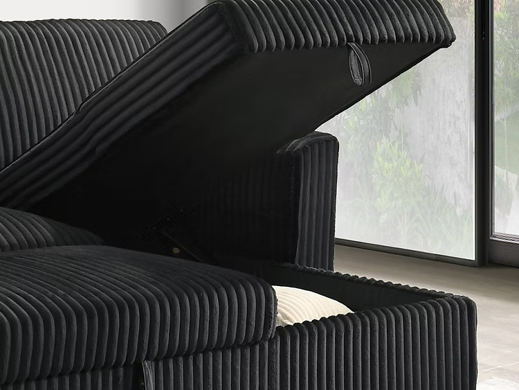 Gros plan du coffre de rangement ouvert sur le canapé sectionnel IF-9024 en velours noir – Literie d’Amitié