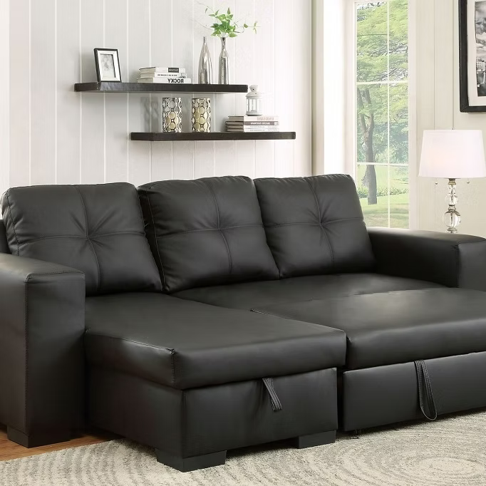 Canapé sectionnel noir en simili cuir avec chaise longue et coussins capitonnés, dans un salon moderne – Literie d’Amitié