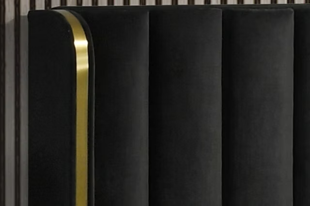 Élégante tête de lit noire avec bande dorée verticale, design moderne et luxueux – Literie d’Amitié