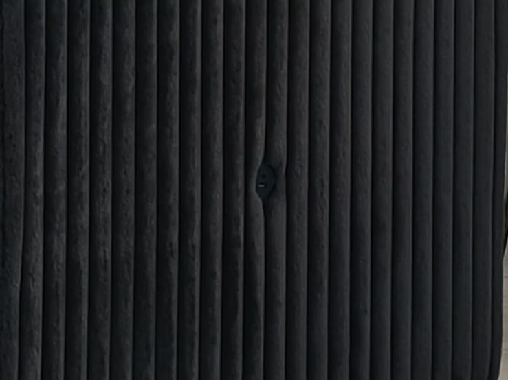 Gros plan sur le tissu en velours noir du canapé sectionnel – Literie d’Amitié
